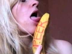 Deutsche Amateurin Steckt Sich Eine Banane In Den Arsch