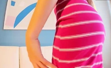 Descubra A Misteriosa Kathy Em Um Mini Vestido Reto Com