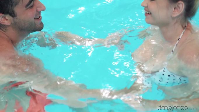 Step Siblings Are Fucking In The Pool