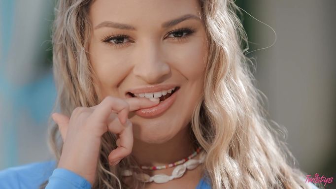 Babe Gizelle Is An Expert In Selling Her Body!